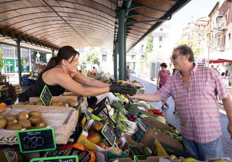 Venta de sandías en un puesto de fruta situado en plaza España