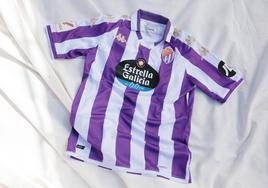 La nueva primera equipación del Real Valladolid para la temporada 2023-24.