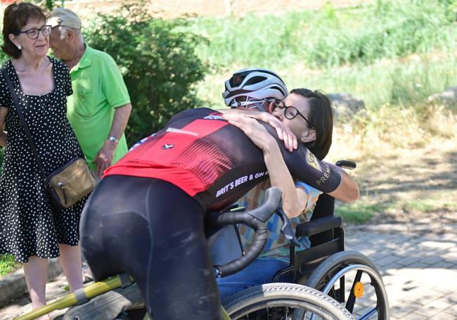 Abraham abrazando a Montse, su madre, a su llegada