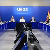 Ribera urge «ceder posiciones» para conciliar la reforma del mercado eléctrico