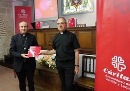 El obispo de Astorga, Jesús Fernández, y el presidente de Cáritas Castilla y León, Antonio Jesús Martín, presentan la memoria regional de Cáritas Castilla y León.