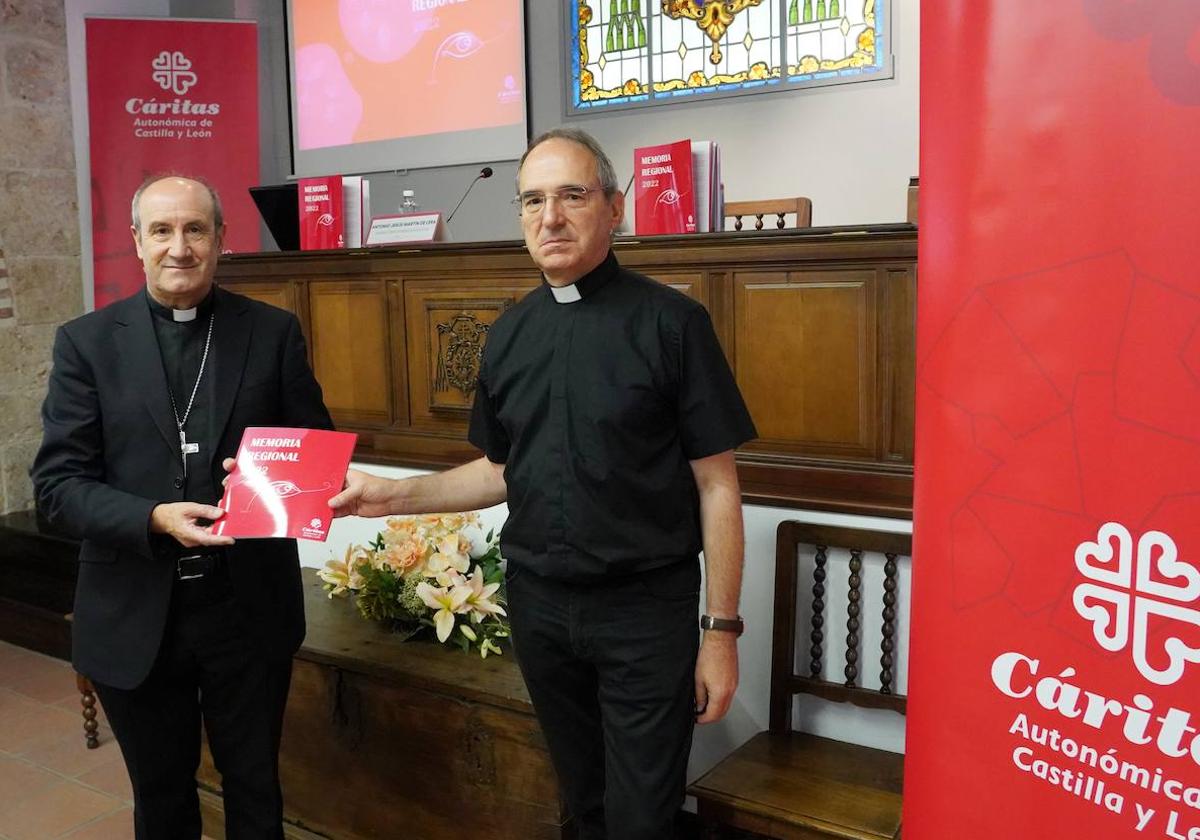 El obispo de Astorga, Jesús Fernández, y el presidente de Cáritas Castilla y León, Antonio Jesús Martín, presentan la memoria regional de Cáritas Castilla y León.