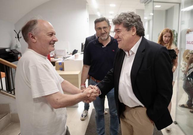 Escrivá saluda a Faustino Temprano, de UGT, en presencia de Francisco Ferreira, portavoz del PSOE en la Diputación.