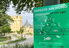 Cartel que indica que la plazuela de la Reina Victoria Eugenia es un espacio libre de humo.