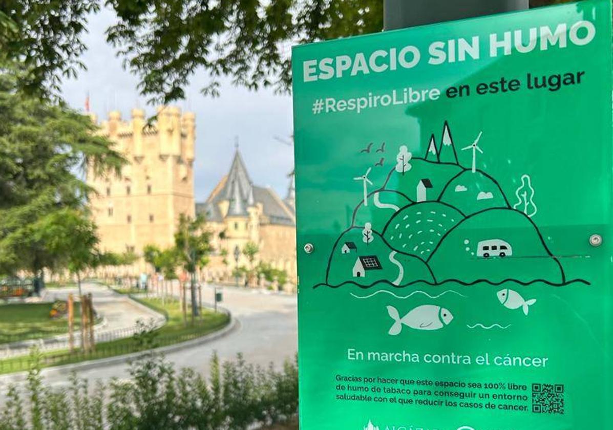 Cartel que indica que la plazuela de la Reina Victoria Eugenia es un espacio libre de humo.