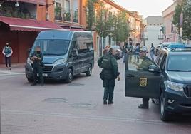 Agentes del Grupo de Acción Rápida de la Guardia Civil en la calle Antonio Machado de Tudela de Duero.