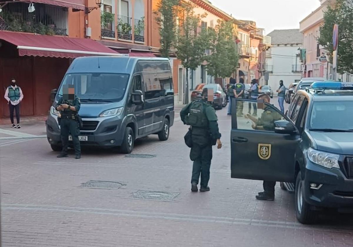 Agentes del Grupo de Acción Rápida de la Guardia Civil en la calle Antonio Machado de Tudela de Duero.