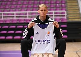 Kovacevic muestra la camiseta del UEMC.