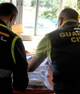 Imagen secundaria 2 - Presentación de la operación desarrollada por Policía y Guardia Civil y dos fotos de la intervención realizada la semana pasada.