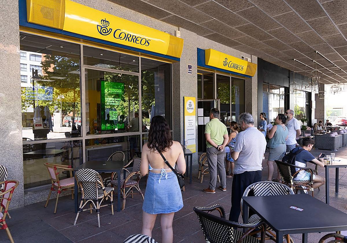 Colas en Correos: «He cogido número y me ha dado tiempo a irme a comer algo»