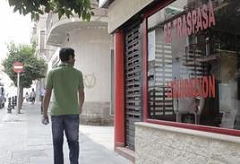 Cartel de 'Se Traspasa' en un comercio.