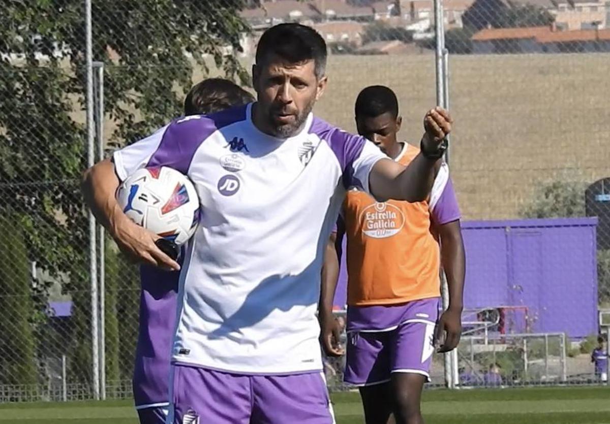 Pezzolano imparte indicaciones a los futbolistas del Real Valladolid durante la sesión de este jueves a puerta abierta.