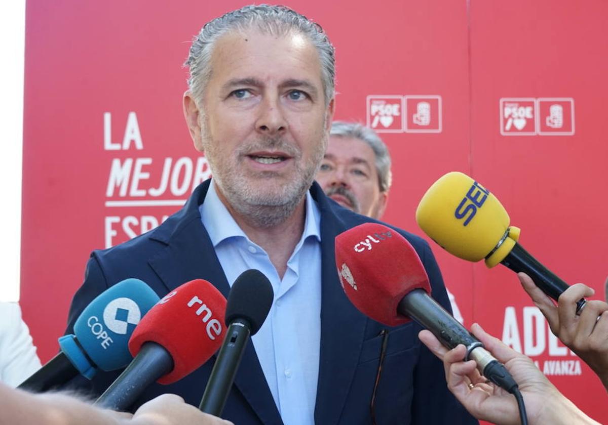 Andrés Ortega atiende a los medios de comunicación tras sus encuentros con PP y PSOE.