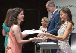 La Reina entrega a la vallidoletana Blanca Fuentes Monjas su beca.