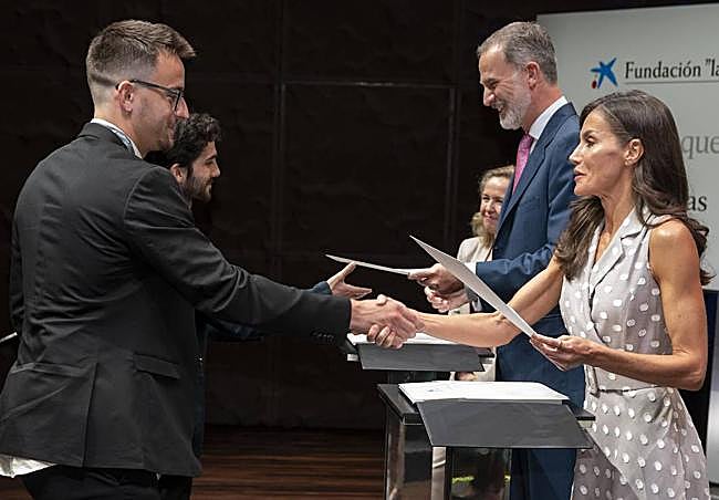 La Reina entrega al mirandés Marco Barbero su beca.