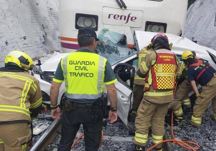 El coche siniestrado en el que viajaban las víctimas.