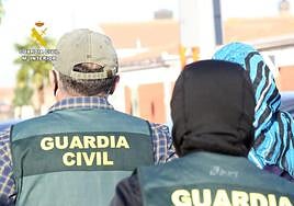 Los agentes de la Guardia Civil detienen a una mujer en Tudela de Duero por enaltecimiento del terrorismo y autoadoctrinamiento.