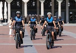 Los agentes de la Policía Local que integran la unidad, en la presentación del regreso del servicio a las calles de la ciudad.