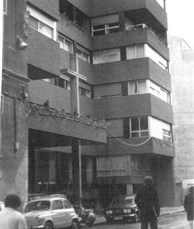 Imagen secundaria 2 - Arriba, alumnos del San José a principios del siglo XX; biblioteca del Colegio y residencia de los jesuitas en la calle Ruiz Hernández en los años 70.