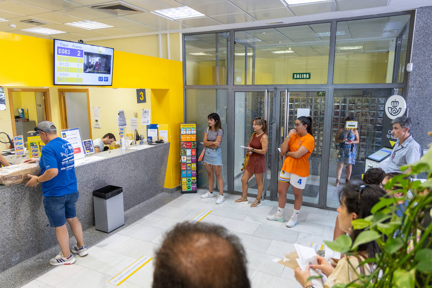 Largas colas en las oficinas de Correos de Valladolid