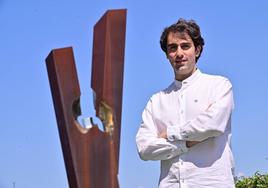 Alejandro Puerta Cantalapiedra posa ante el Diapasón, el monumento a la música en Valladolid.