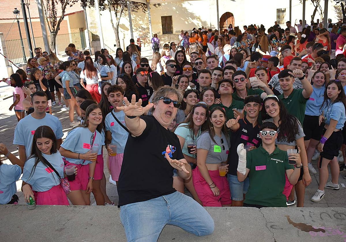 El monologuista Martín Luna con las peñas de la localidad.
