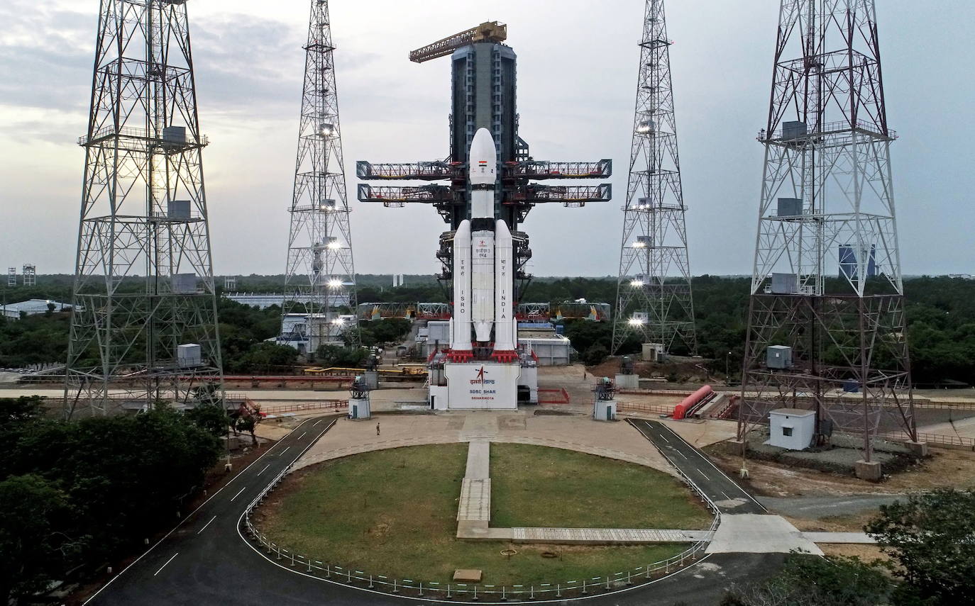 La India lanza el cohete Chandrayaan-3.