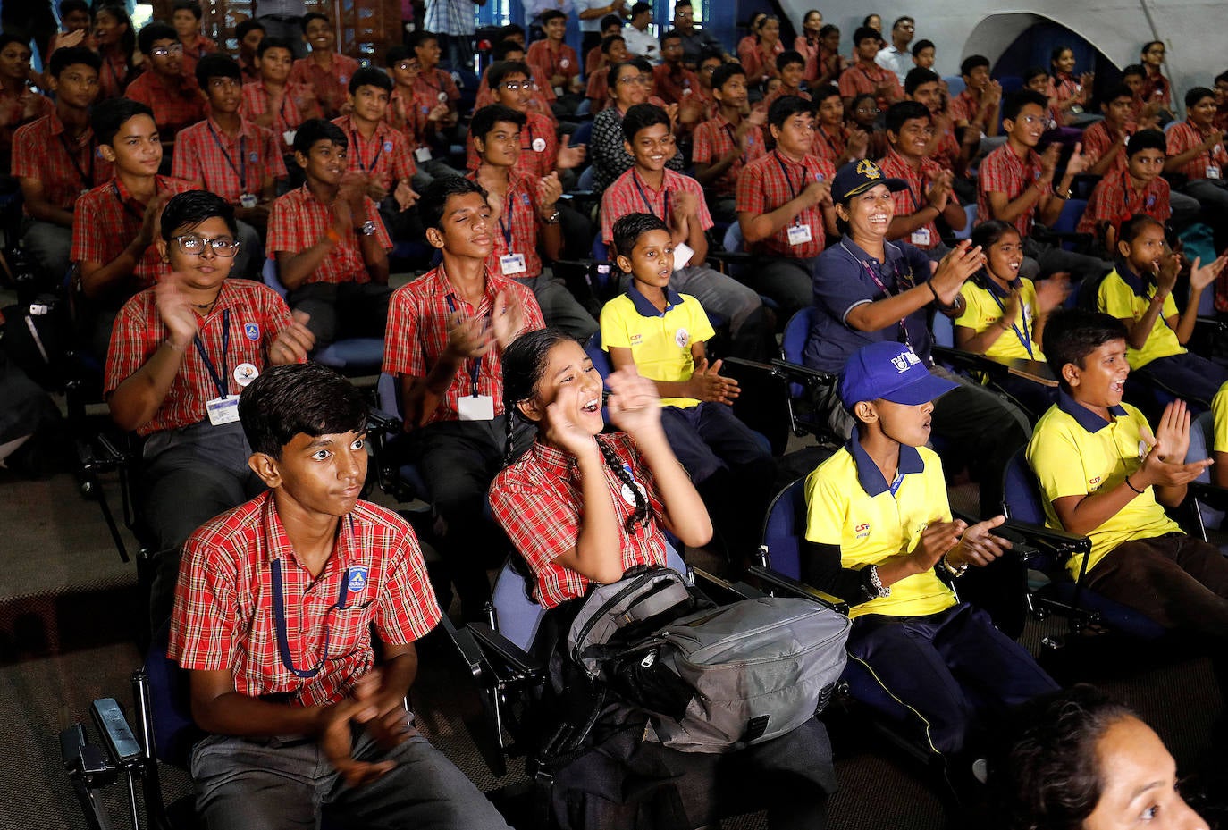 Estudiantes de la India observan con atención el despegue del cohete.