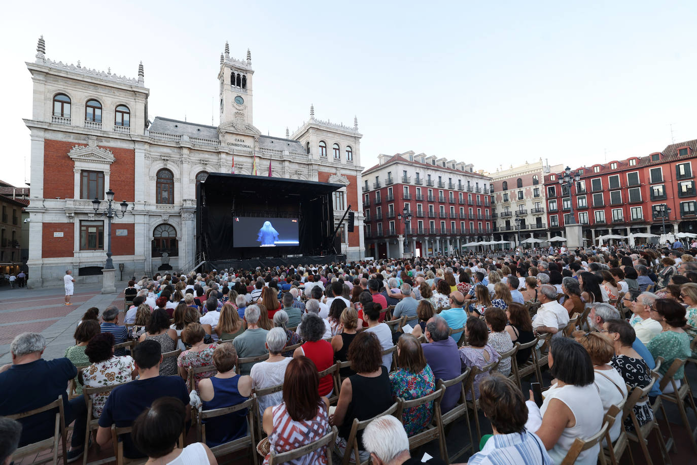 La retransmisión de la ópera 'Turandot' llena la Plaza Mayor