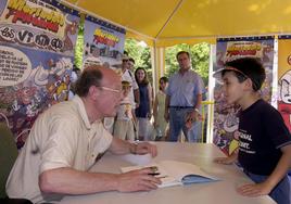 Ibáñez habla con un joven lector de Mortadelo en 2001.