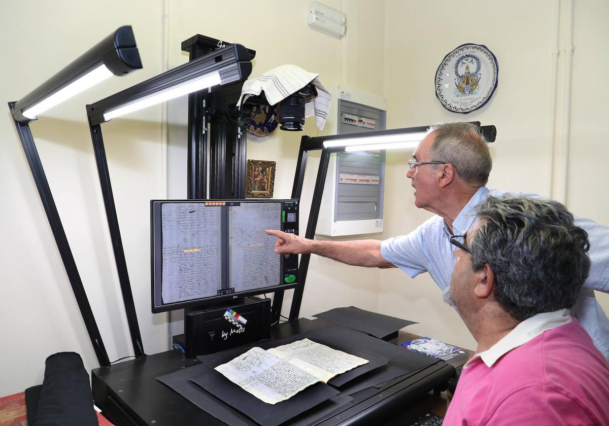 Dionisio Antolín y José Ignacio Gómez, en tareas de digitalización.