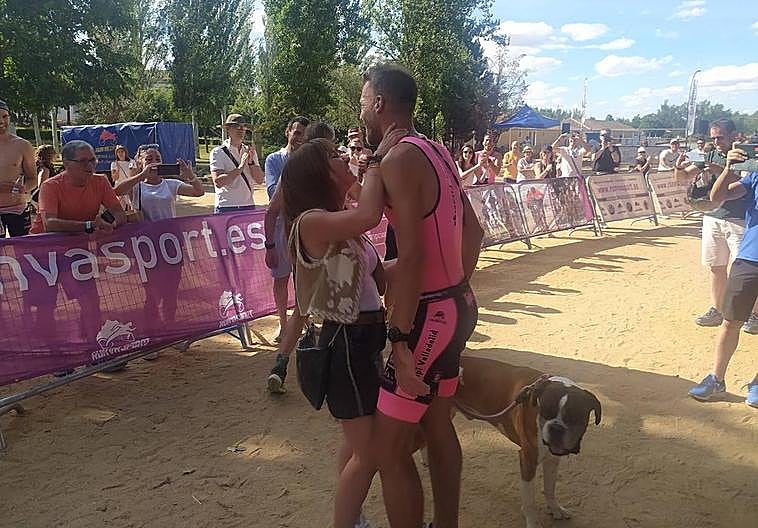 Raquel, en el momento de pedirle matrimonio a Javier Calvo.