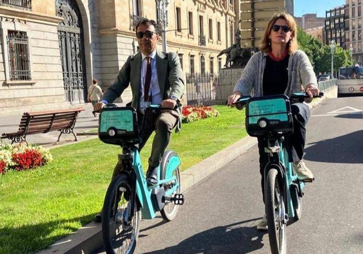 La vicepresidenta Teresa Ribera acude a la cumbre de la UE en bicicleta eléctrica del sistema Biki.