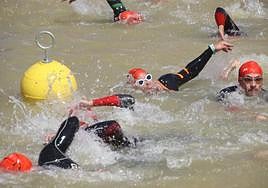 Los participantes durante la prueba de natación
