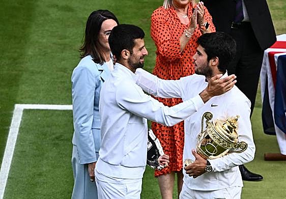 Alcaraz y Djokovic se abrazan tras la entrega de los trofeos.