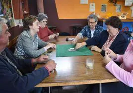 Partida de cartas en el teleclub.