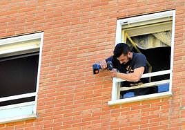 Obras de cambio de ventanas en un edificio.