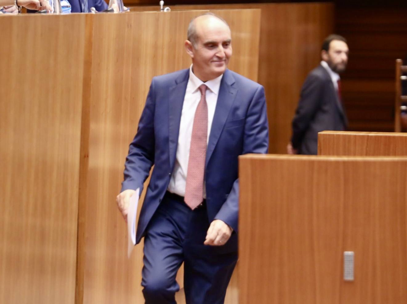 Tomás Quintana, en una intervención en las Cortes para defender el informa anual de trabajo del Defensor autonómico.