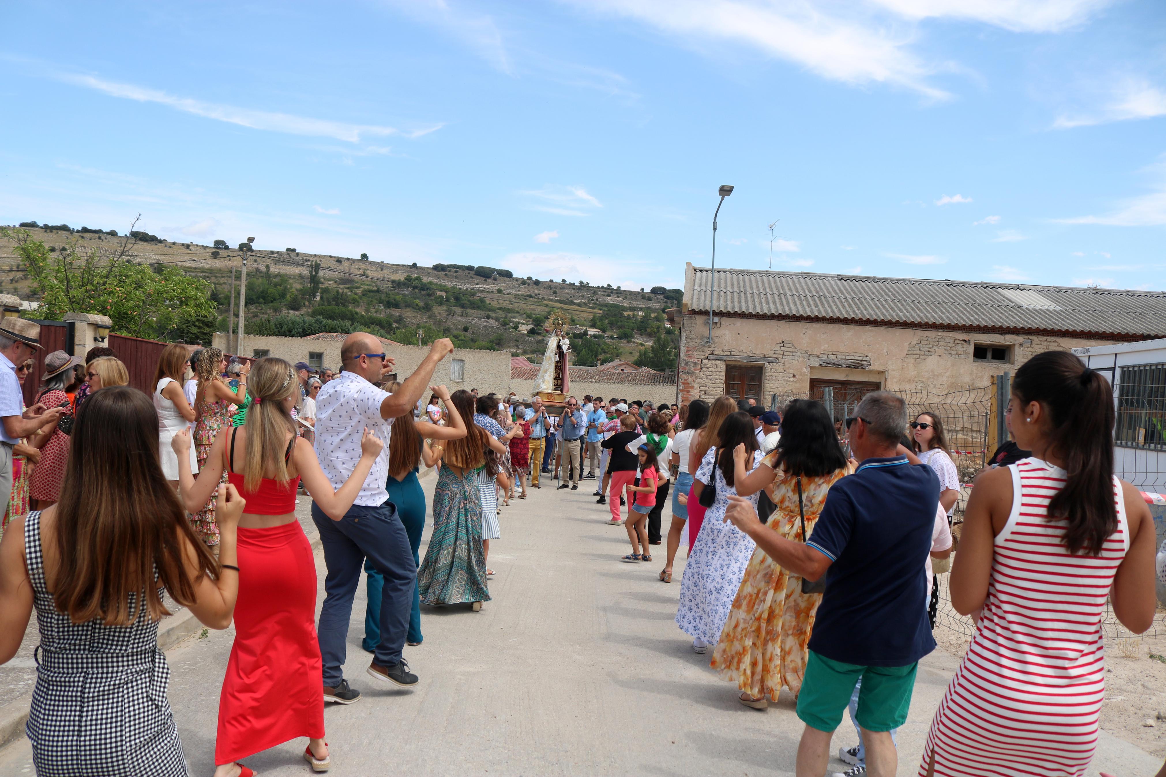 Cevico Navero se rinde a la Virgen del Carmen