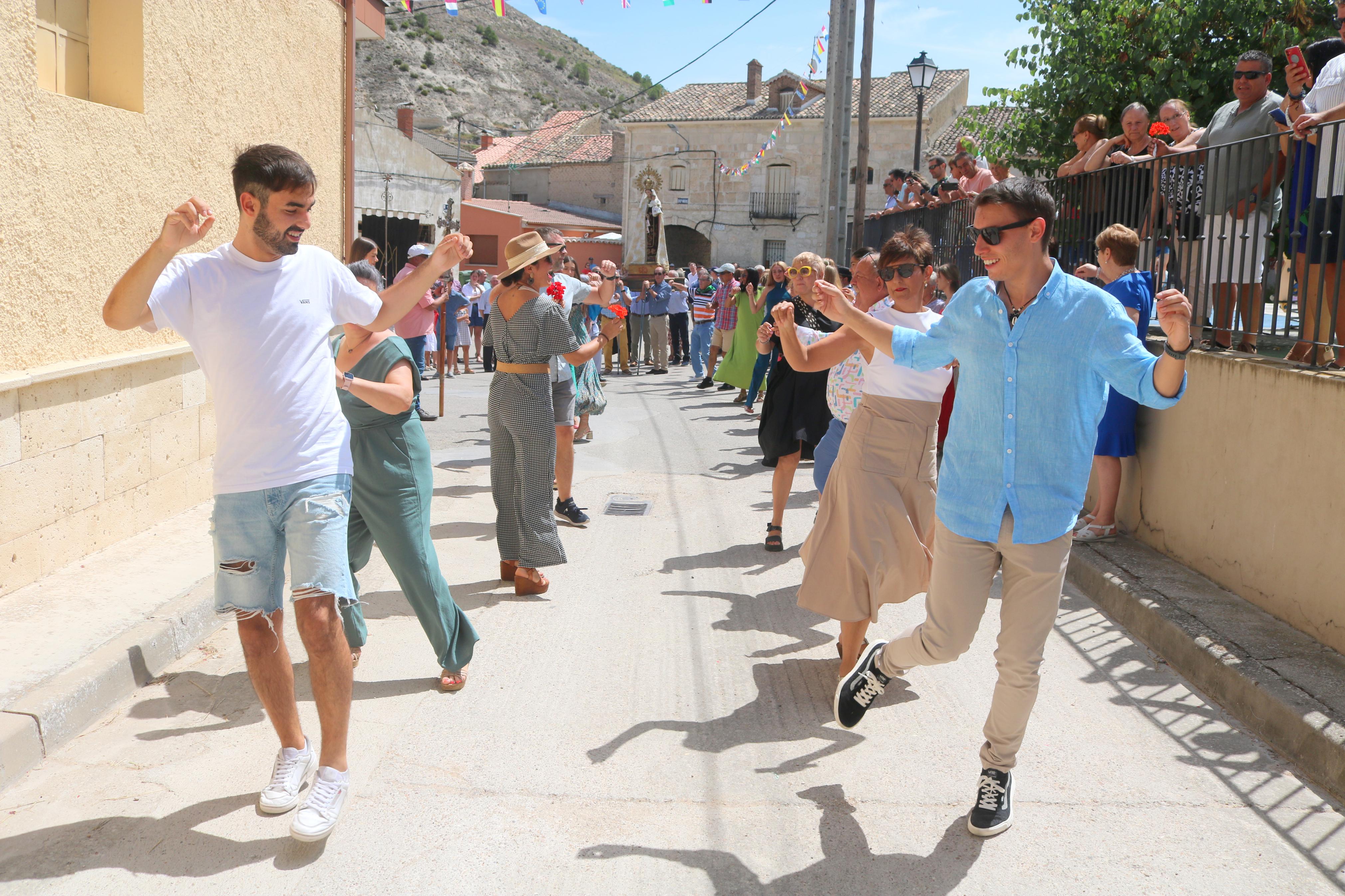 Cevico Navero se rinde a la Virgen del Carmen