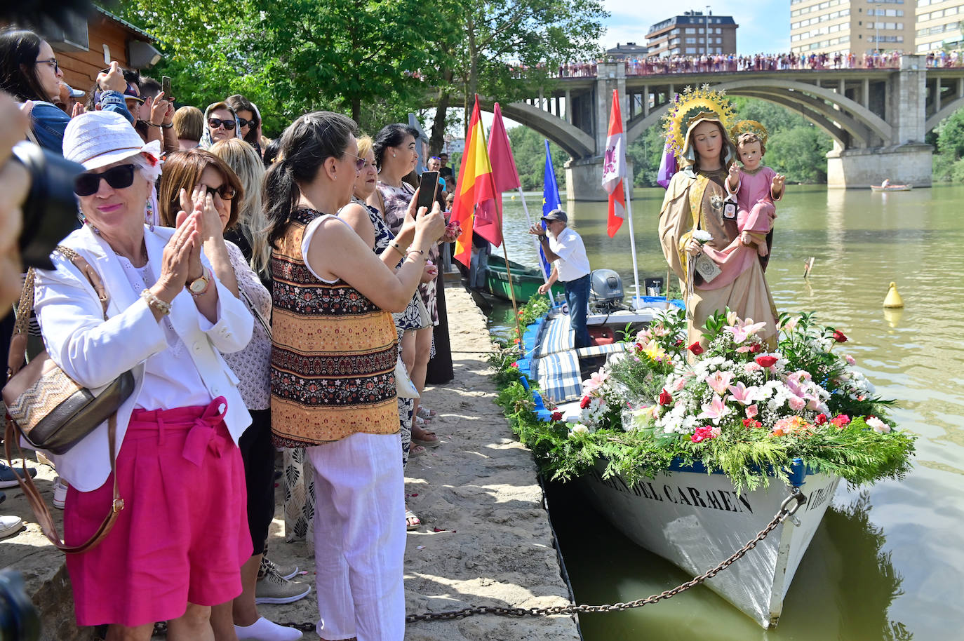 Procesión fluvial de la Virgen del Carmen por el río Pisuerga