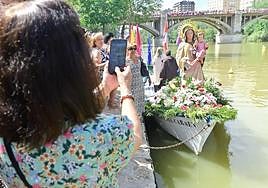 Varios fieles inmortalizan la salida de la Virgen del Carmen en el Pisuerga.