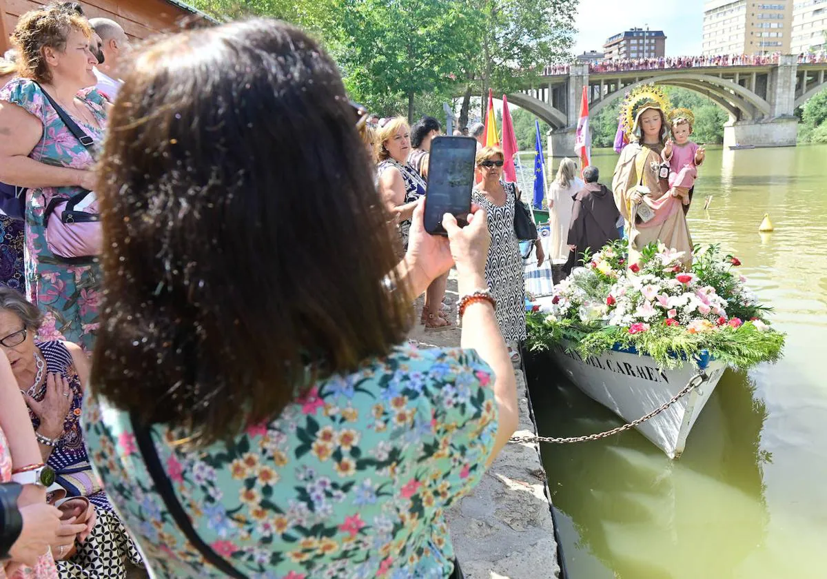 La Virgen del Carmen bendice Valladolid desde las aguas del Pisuerga | El  Norte de Castilla