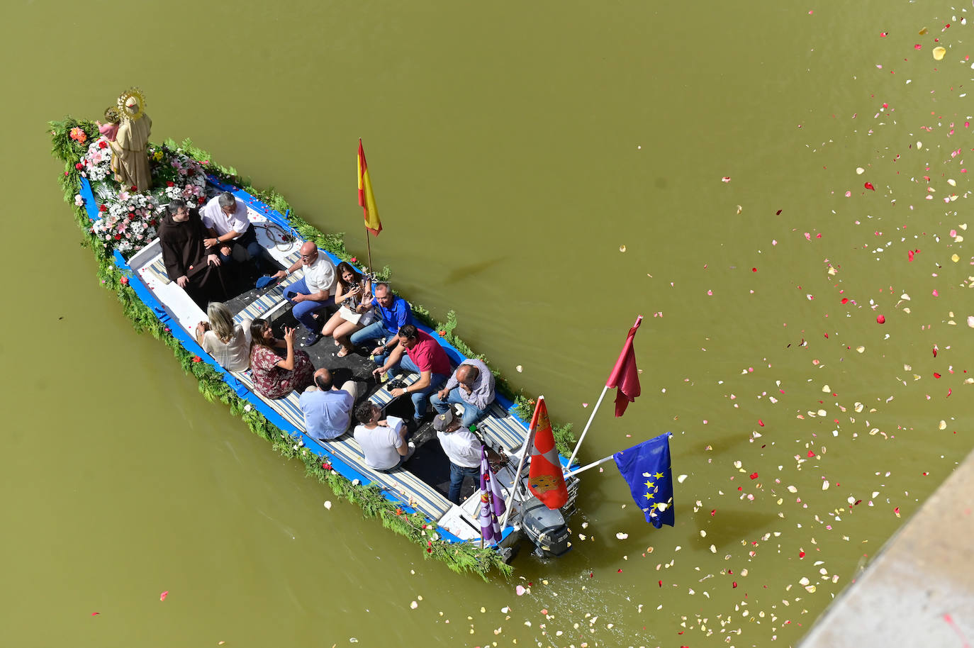 Procesión fluvial de la Virgen del Carmen por el río Pisuerga