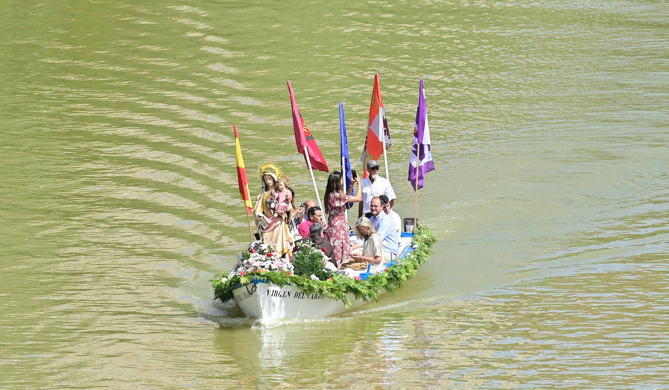 Procesión fluvial de la Virgen del Carmen por el río Pisuerga