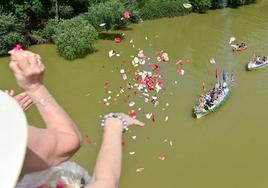 Los asistentes lanzan pétalos de flores a la Virgen del Carmen