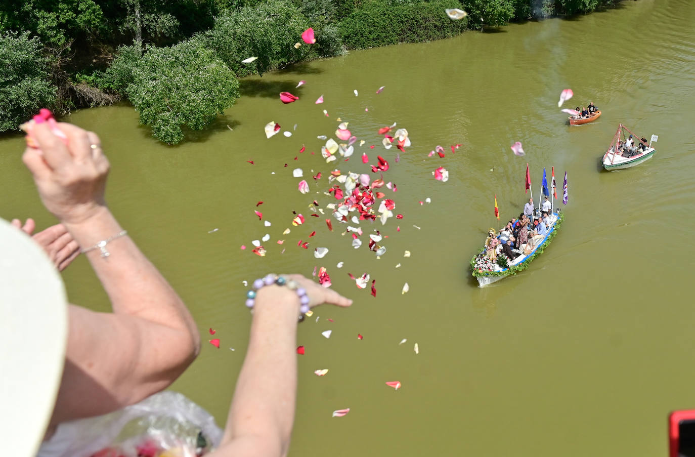 Procesión fluvial de la Virgen del Carmen por el río Pisuerga