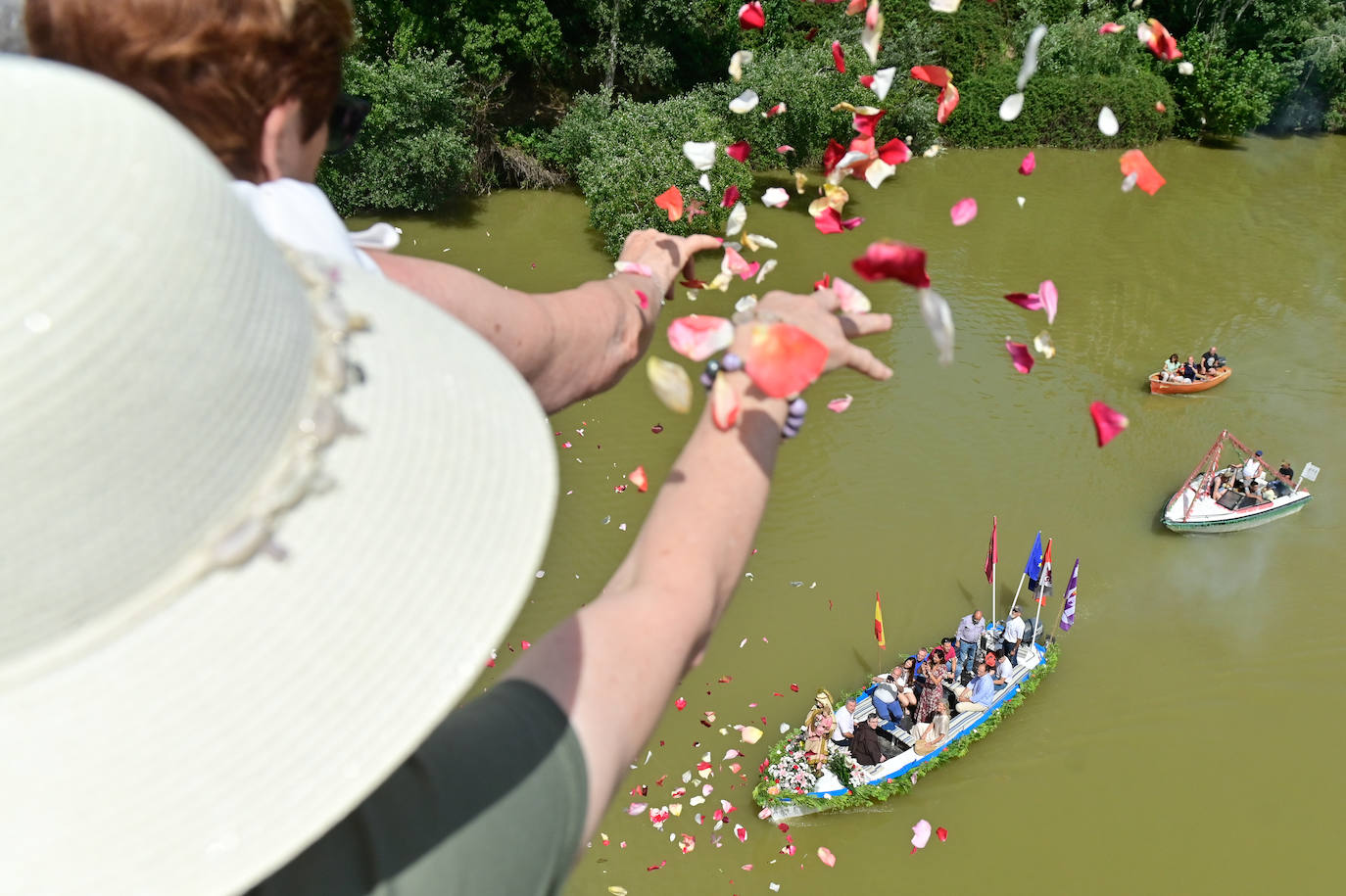 Procesión fluvial de la Virgen del Carmen por el río Pisuerga