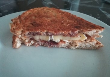 Sándwich de camembert con arándanos