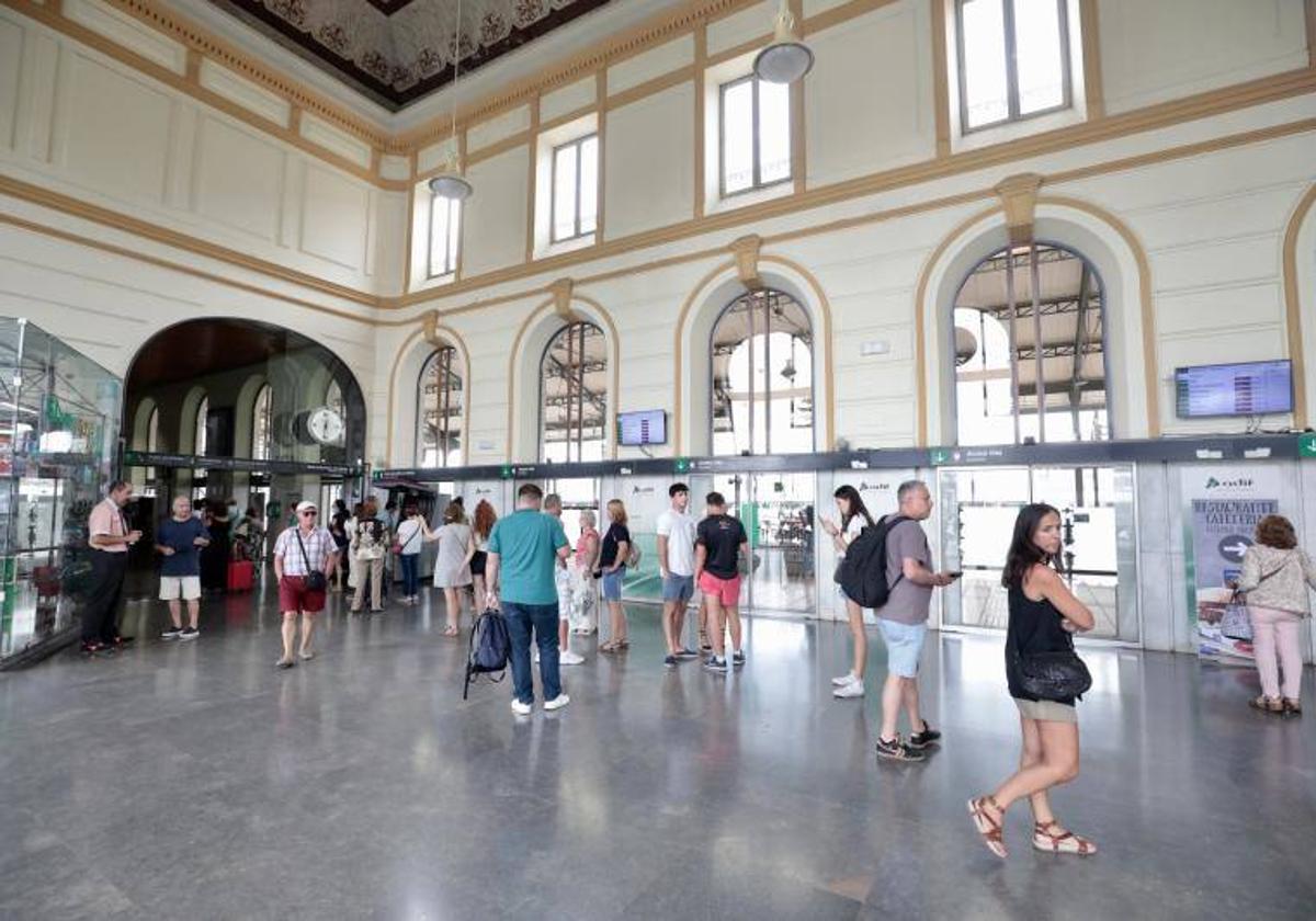 Usuarios en la estación de Campo Grande de Valladolid.